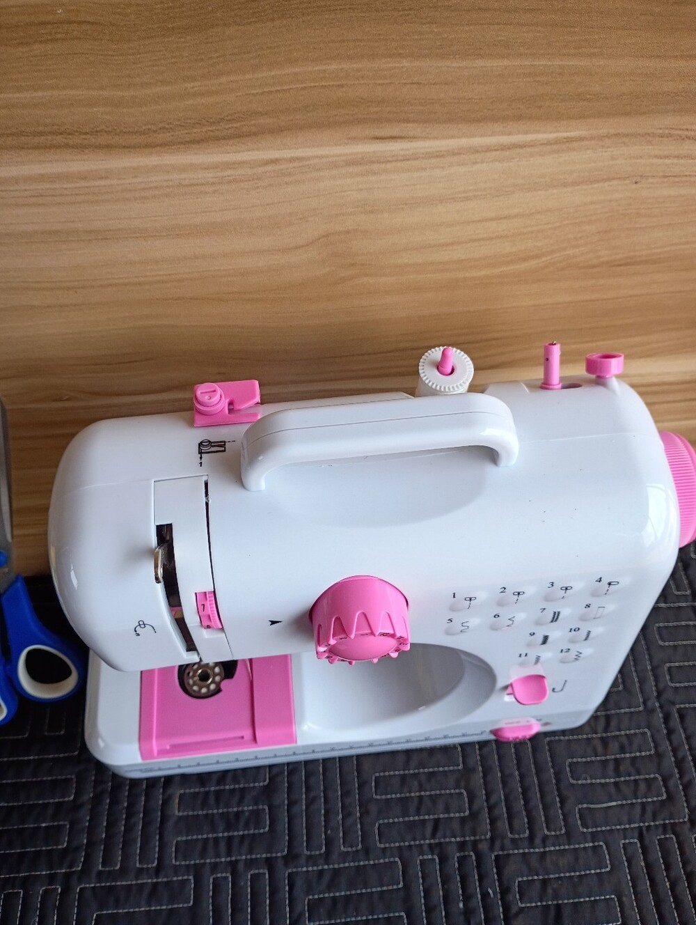 FHSM-505 Portable Mini Sewing Machine - Picture 7 of 16
